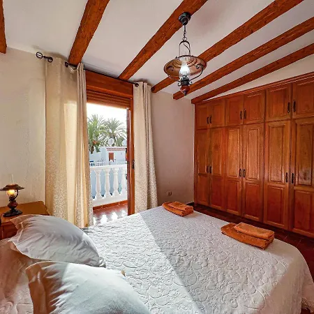 Cozy Townhouse With A Garden Апартаменты *