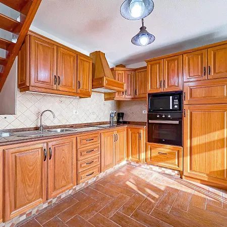 Cozy Townhouse With A Garden