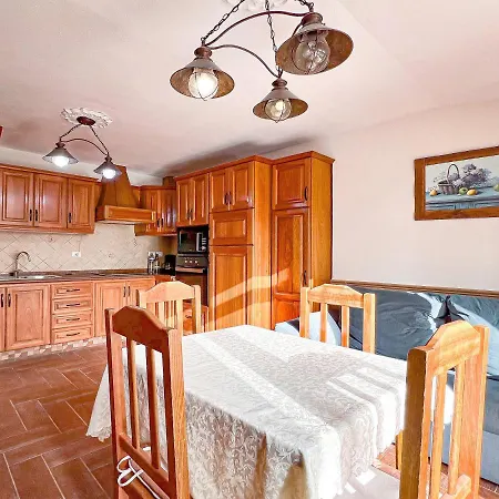 Cozy Townhouse With A Garden Daire