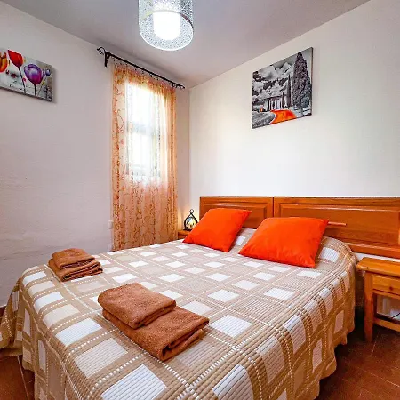 Cozy Townhouse With A Garden