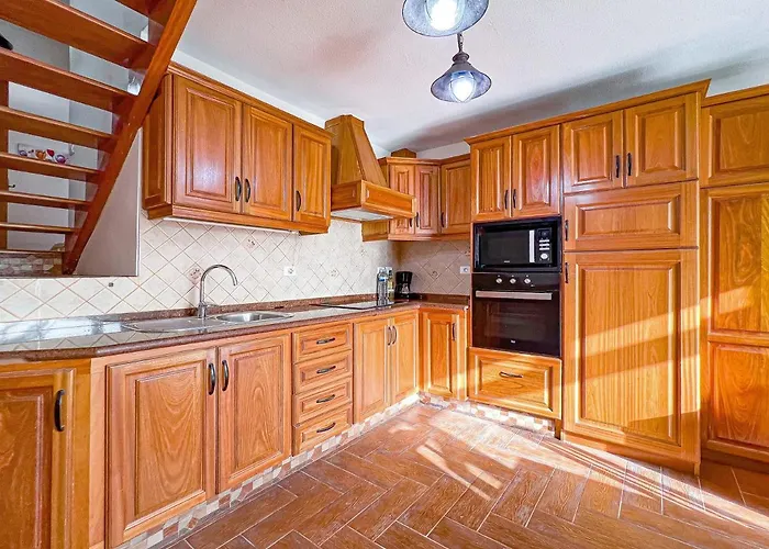 Cozy Townhouse With A Garden