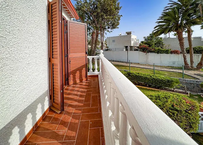 Cozy Townhouse With A Garden 아파트