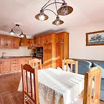 Cozy Townhouse With A Garden شقة
