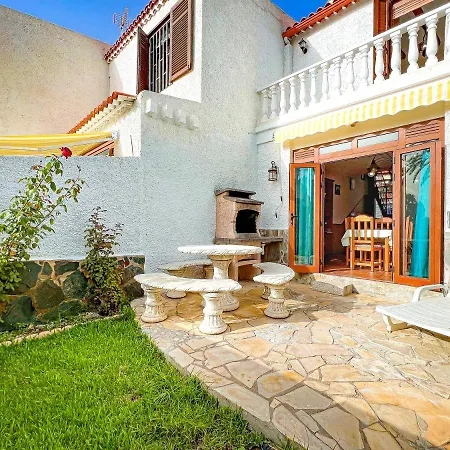 Cozy Townhouse With A Garden شقة