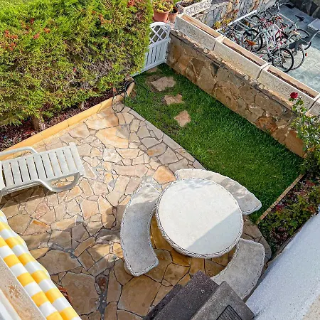 Cozy Townhouse With A Garden 美洲海滩